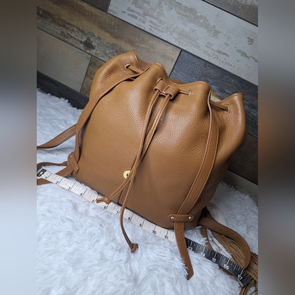 GILI Pebble Leather Shoulder/Crossbody/Convertable Backpack - Picture 5 of 12